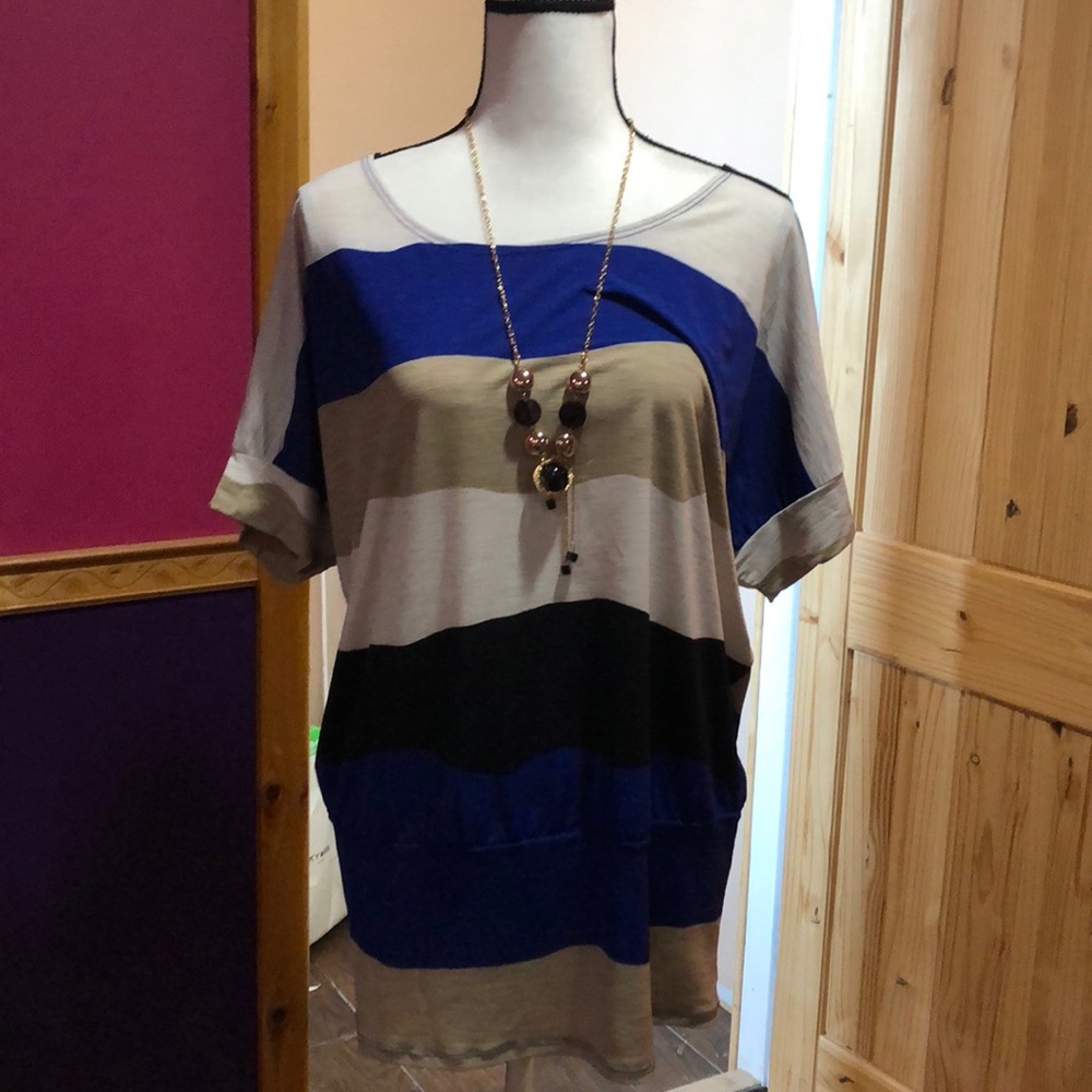 Short sleeve shirt with necklace